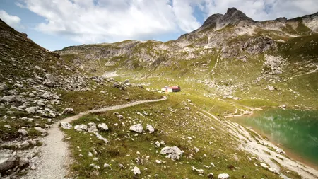 Un tânăr de 18 ani a fost abandonat pe munte de tovarășii de drumeție. Cum l-au găsit salvamontiștii din Făgăraș