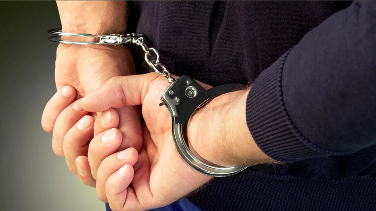 Promitea mașini de lux sub prețul pieței și încasa avansuri, dar nu livra nimic. Escrocul a fost prins de polițiști la volan, deși nu avea permis