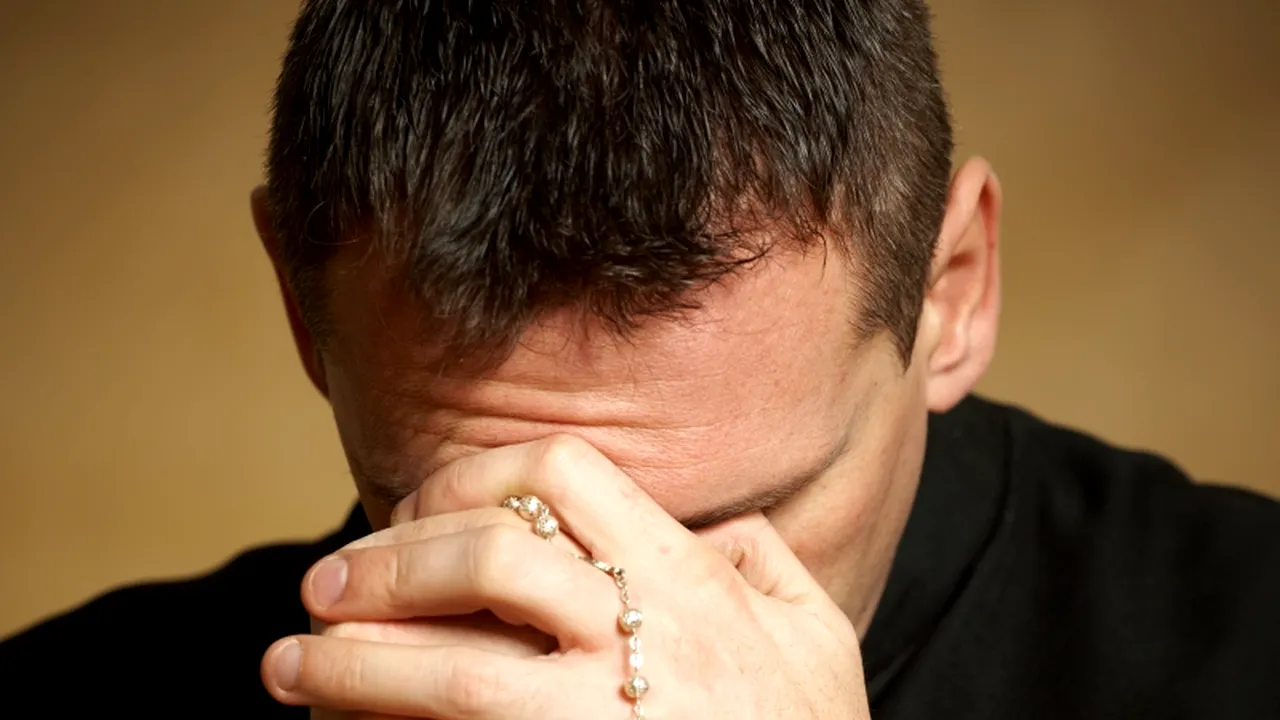 Un tânăr cu probleme psihice a furat 30 de lei din Biserica Armenească Sf. Cruce din Suceava și a dat foc ușii