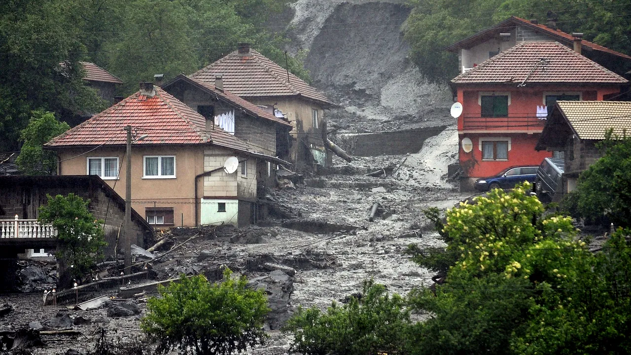 Inundații în Serbia și Bosnia. Autoritățile refuză să dezvăluie numărul morților.

