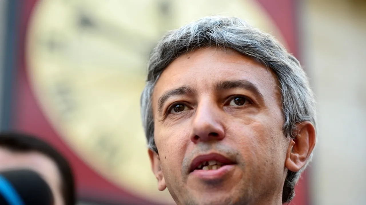 Associated Press, despre Dan Diaconescu: Arată ca un vânzător de mașini la mâna a doua în jacketa sa lucioasă de culoare mov