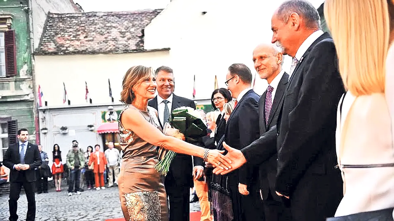 Carmen Iohannis, criticată dur pe Facebook după ce a îmbrăcat această rochie