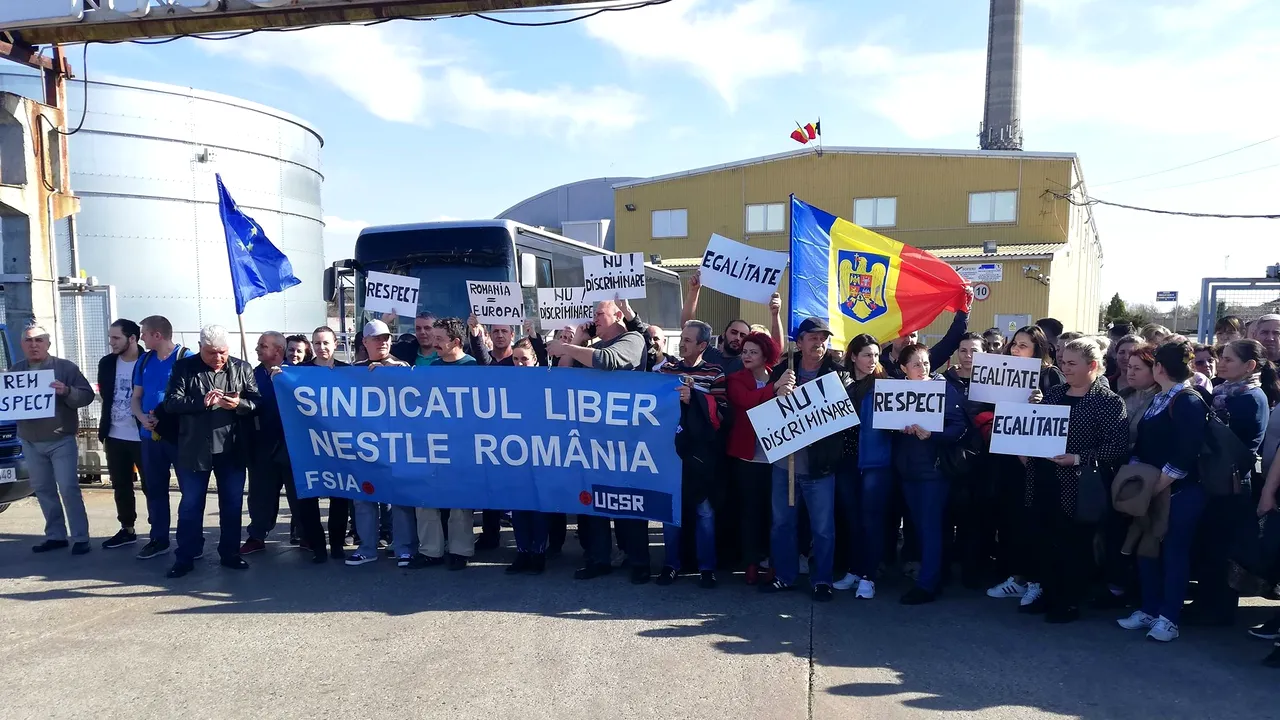 Fabrica Nestle care se închide. Protest al angajaților, nemulțumiți  de condițiile în care se despart de companie | GALERIE FOTO