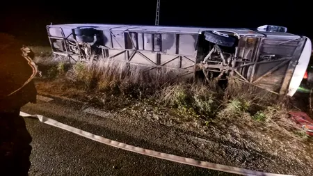 UPDATE | Un autocar cu 33 de pasageri s-a răsturnat pe un drum din Arad. Planul Roşu de Intervenţie a fost dezactivat (FOTO-VIDEO)