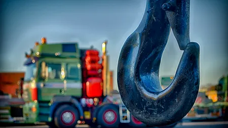 Și-a lăsat camionul stricat pe un bulevard din București. Când s-a întors să-l repare, a găsit un cadavru în mașină