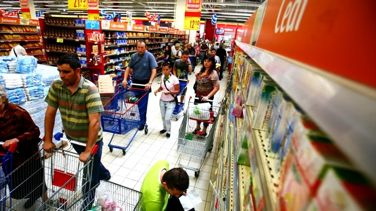 Reacția românilor în criză: mai puțini bani pentru vacanțe și haine; la alcool și țigări se renunță mai greu