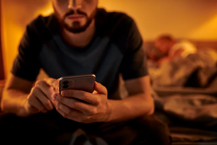 O femeie din Alba s-a îndrăgostit pe Facebook de un „general american” care i-a promis peste un milion de dolari. Cine era bărbatul, de fapt