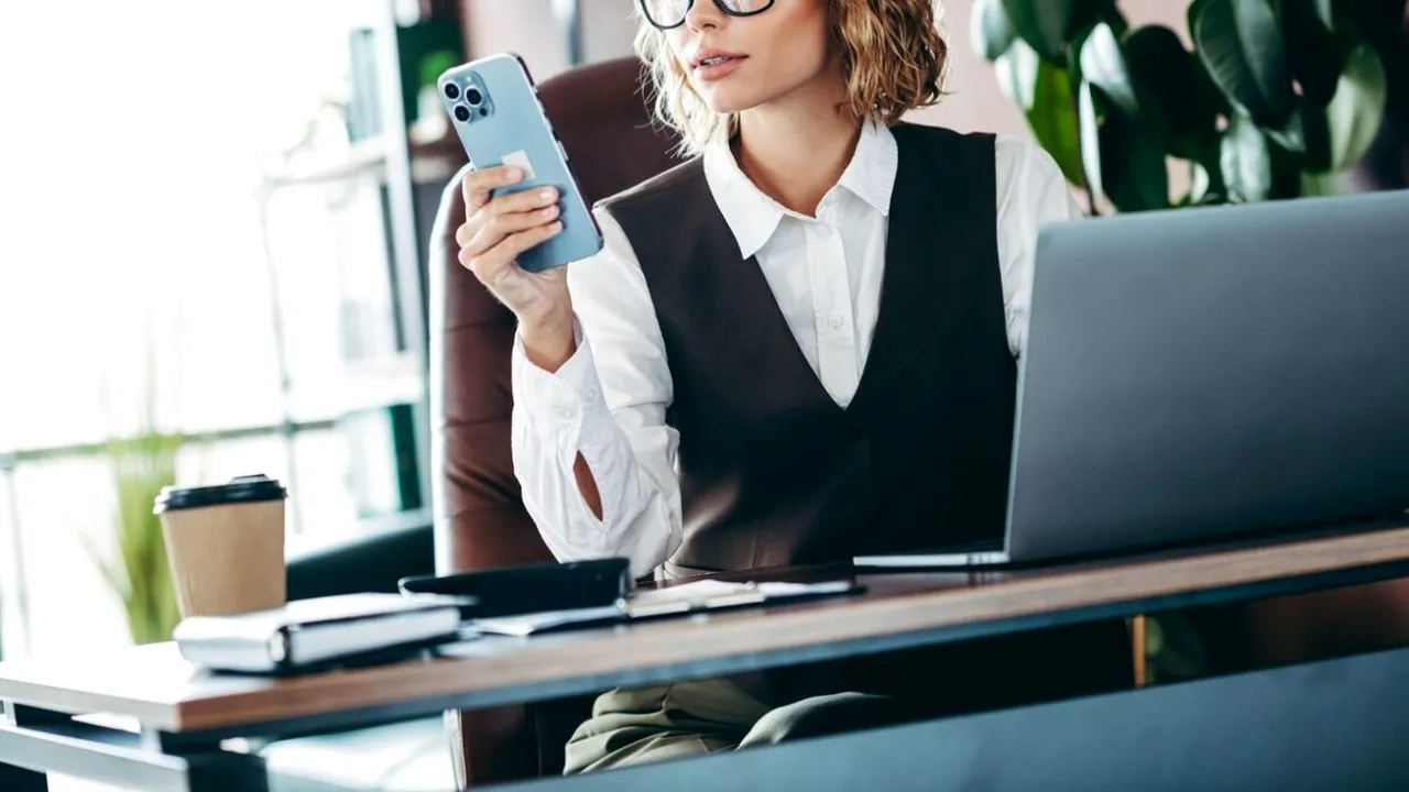 O avocată nu mai poate să profeseze după ce a fost condamnată pentru HĂRȚUIREA fostei sale colaboratoare