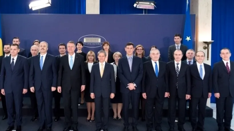 Adevărul din spatele primei fotografii cu guvernul Cioloș: ''Poza buclucașă nu e chiar o întâmplare''