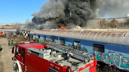 Incendiu în zona de triaj dintre Gara Basarab şi Podul Grant. Ard mai multe vagoane dezafectate, cu degajări mari de fum / A fost emis mesaj RoAlert