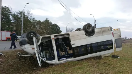 13 copii la spital, după ce un microbuz școlar s-a răsturnat în Hunedoara
