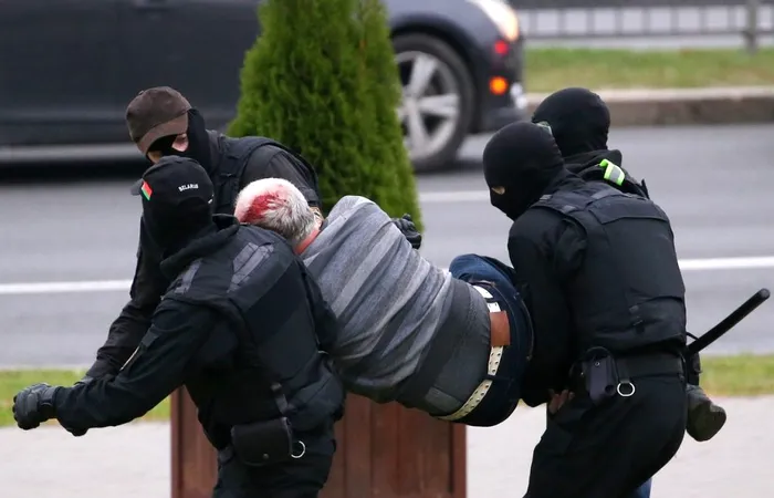 Protestele din Belarus: Poliția are voie să folosească arme militare! Sute de protestatari au fost bătuți și arestați duminică - FOTO
