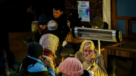 Mii de ucraineni disperați încearcă să se urce în „trenurile vieții” din gara Kiev