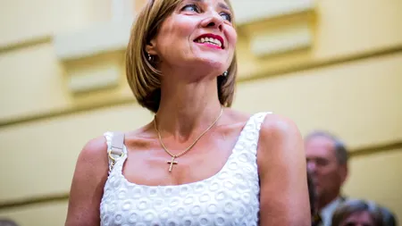 Rochia cu care Carmen IOHANNIS a întors toate privirile la deschiderea noului an școlar/Cine este noul designer vestimentar preferat al Primei Doamne