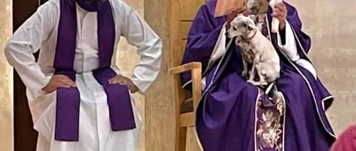 Un preot din Mexic a oficiat slujba cu câinele în brațe: „Îmi pare rău, dar cățelușul meu este foarte bolnav și dacă îl las acasă se întristează”