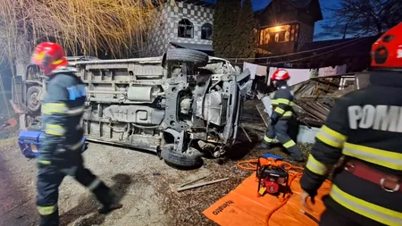VIDEO | Argeș: O ambulanță care transporta doi pacienți s-a răsturnat. Pompierii au intervenit pentru a descarcera victimele
