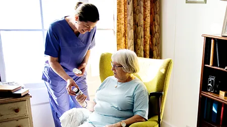 Ce salariu are o badantă în România, de fapt. Câți bani primește pentru a avea grijă de un bătrân, în 2025