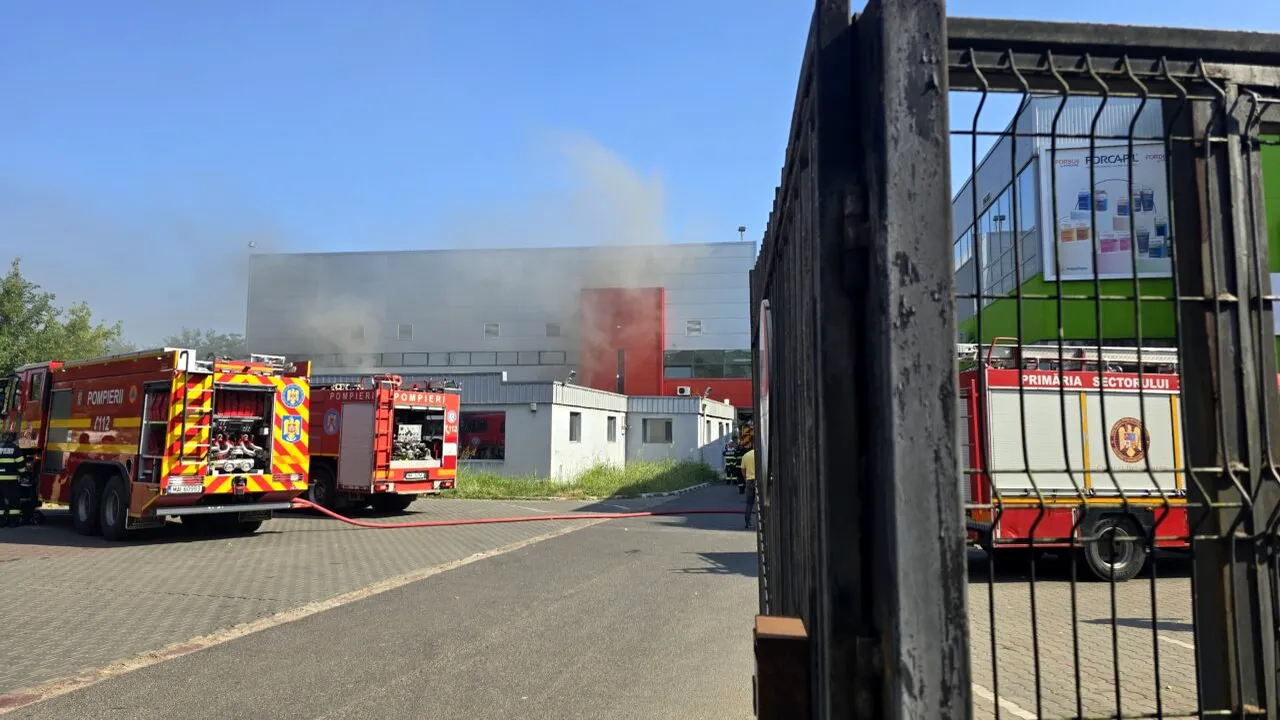 INCENDIU la o hală de pe Șoseaua Olteniței. 10 persoane, EVACUATE. Pompierii se luptă cu flăcările