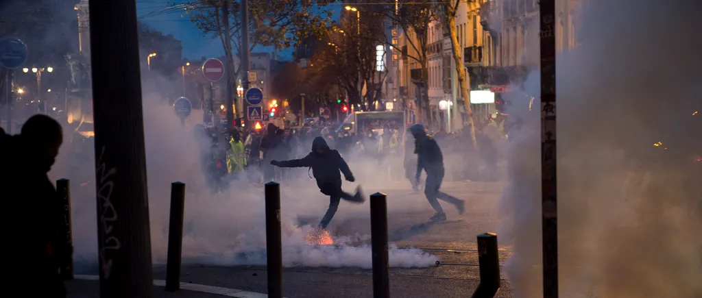 VESTELE GALBENE, împrăștiați cu GAZE LACRIMOGENE. Francezii vor ca protestele SĂ CONTINUE