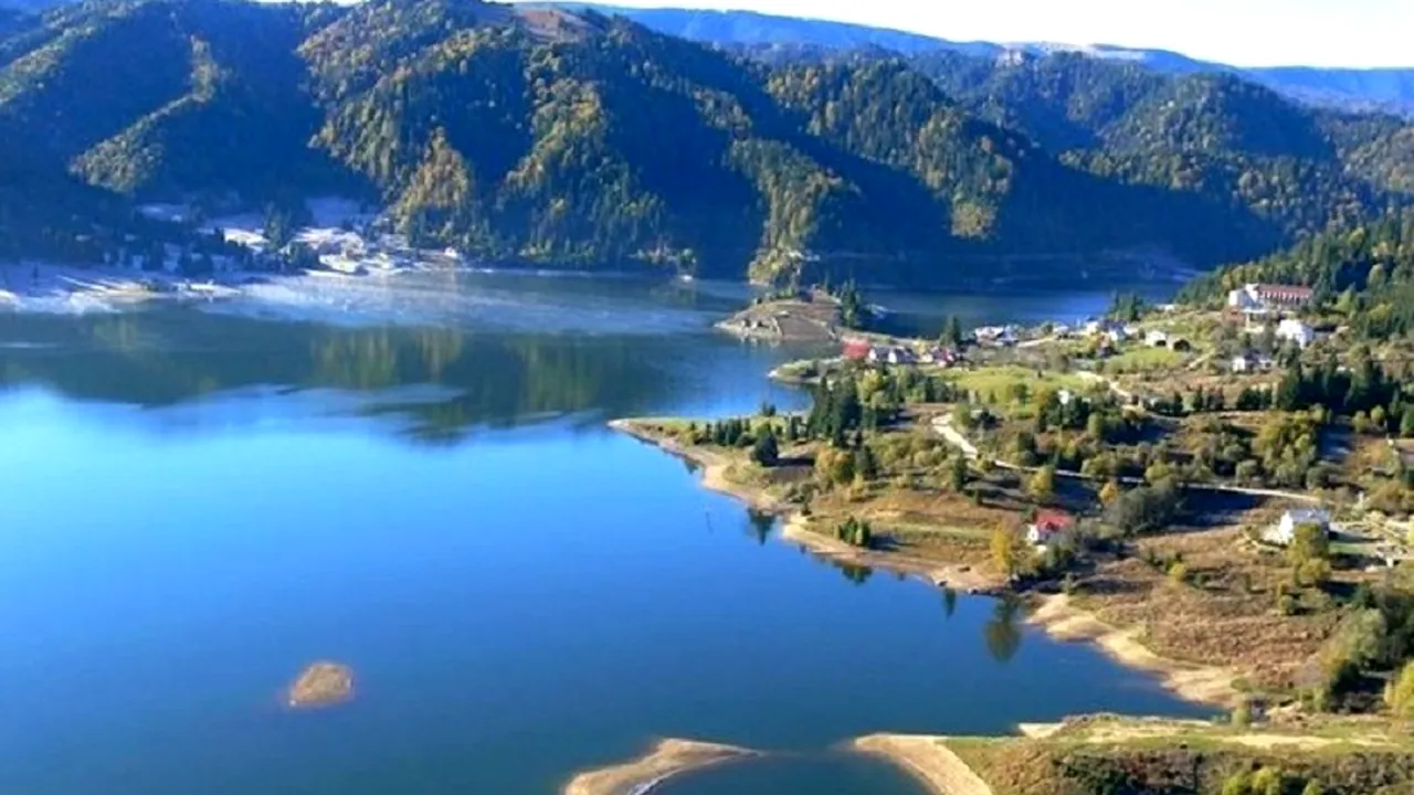 Lacul din Carpații Orientali unde poți avea o vacanță ca în Grecia în munți