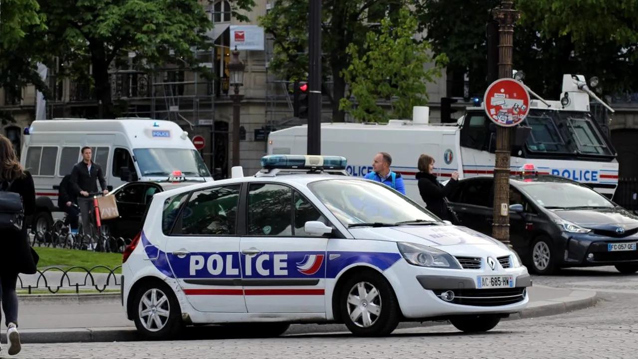 Franța impune purtarea măștii de protecție, cu poliția și jandarmii. Cetățenii riscă închisoarea, la trei abateri