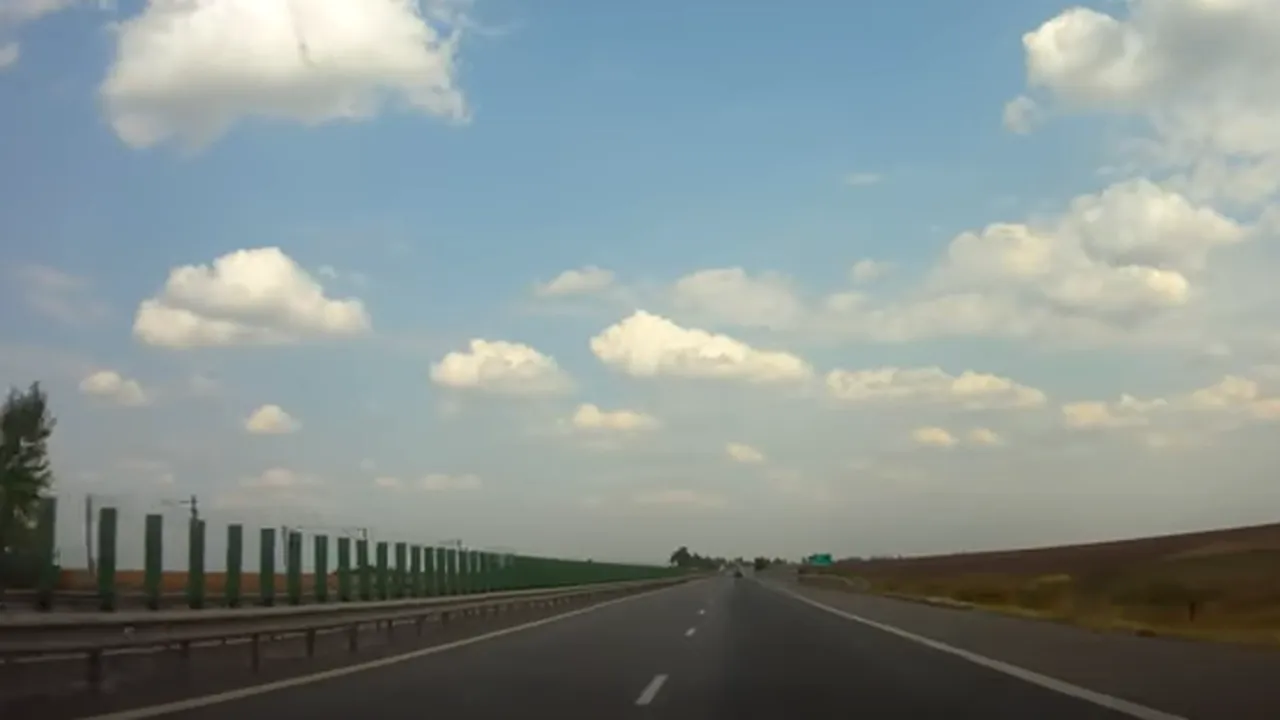 O mașină a luat foc pe Autostrada Soarelui. Circulația este blocată