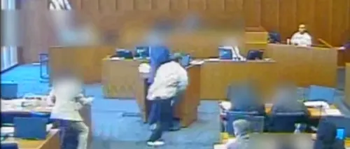 Scene incredibile într-un tribunal din SUA. Ce s-a întâmplat după ce un gangster a încercat să-și ucidă rivalul cu un stilou