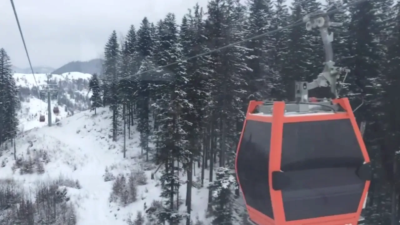 Inaugurată după ZECE ANI de la începerea lucrărilor. Cea mai lungă PÂRTIE de schi din nordul țării, în Masivul Rarău
