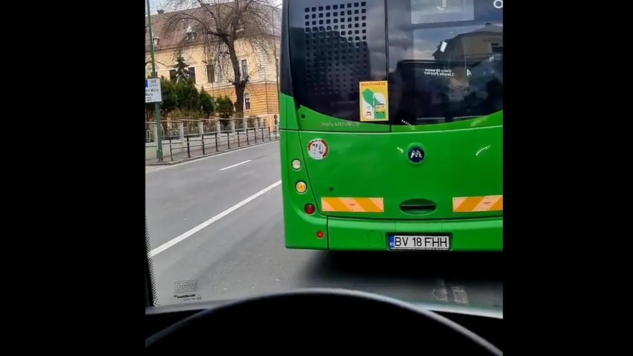 VIDEO | Un șofer de autobuz avertizează călătorii că stă pe Tik Tok în timp ce conduce: ”Treaba voastră, vă băgaţi, vă riscaţi”. Poliția a intrat pe fir