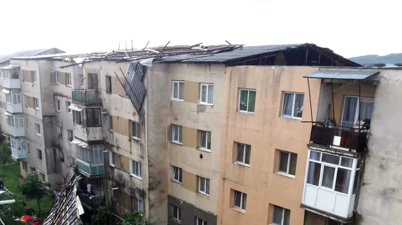 Ravagii în județul Gorj: Patru mașini distruse după ce acoperișul unui bloc din Târgu Cărbunești a fost luat de vânt - FOTO 