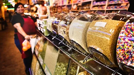 Cum a reacționat o vânzătoare din Grecia, după ce a văzut că în magazinul ei au intrat doi români: „Ați venit să...”