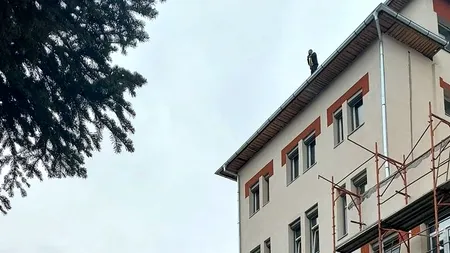 UPDATE | Bărbatul care ameninţa că se aruncă de pe acoperişul Spitalului Judeţean din Târgu-Jiu, convins să coboare (VIDEO)