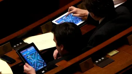 Doi deputați francezi, surprinși jucând Scrabble în timpul dezbaterii cu privire la legalizarea căsătoriilor între persoanele de același sex 