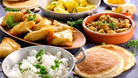Cina luată tot mai târziu și masa servită direct în canapea, la televizor, printre obiceiurile alimentare nocive ale românilor