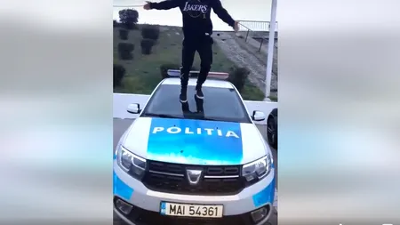 Videoclip viral. Un tânăr din Dolj s-a urcat pe mașina poliției, apoi a postat imaginile pe TikTok . Este căutat de oamenii legii
