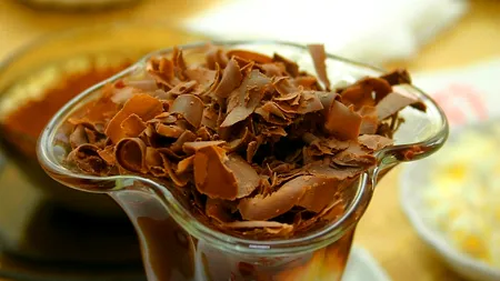 O profesoară din Belgia a deschis o fabrică de ciocolată în Gorj. Cum se face ciocolata în comuna Crasna