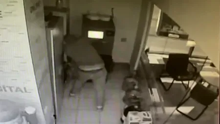 Spargere la o bancă din București: Un adolescent a furat caseta cu bani dintr-un ATM. Avea la el un ciocan, o șurubelniță și două perechi de ciorapi