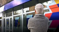 Un director de bancă din București a furat 100.000 de euro de la un client în vârstă. Cum a operat bancherul și ce trucuri a folosit pentru a intra pe sub pielea victimei. Poliția a intrat pe fir