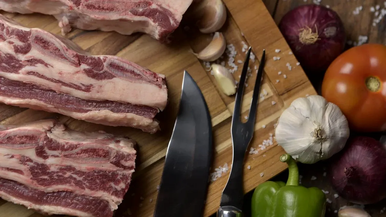 Fermierii din România mai pot asigura doar 20% din consumul cărnii de porc: ”Motivul este foarte foarte scurt: pestă porcină africană”