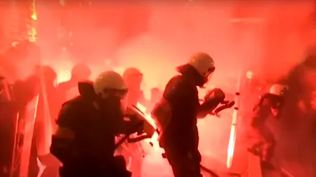 REVOLTE ÎN SERBIA. Sute de persoane au încercat să ia cu asalt clădirea Parlamentului din Belgrad (VIDEO)