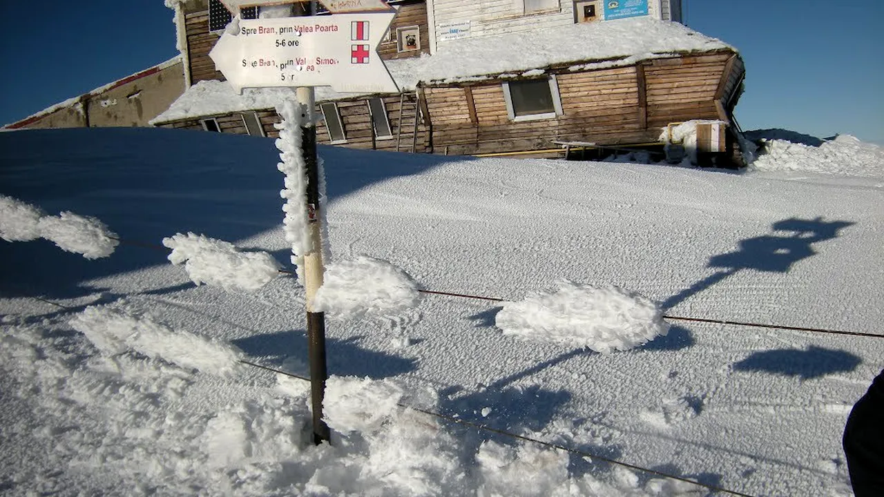 Strat de zăpadă de 25 de centimetri pe Vârful Omu