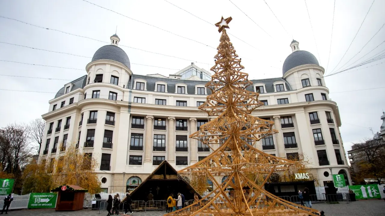 Cum arată Târgul de Crăciun din Piața Universității, deschis de vineri. Se intră doar cu certificat verde | GALERIE FOTO