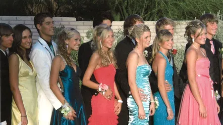 FOTO: Gestul pe care l-a făcut o elevă din SUA, în poza de absolvire. 