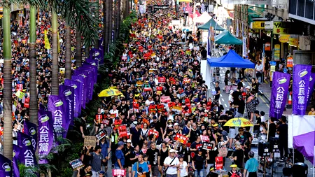 Avertismentul Financial Times: Protestele din Hong Kong sfidează autoritarismul Chinei / Beijingul denunță acțiuni ilegale „grave