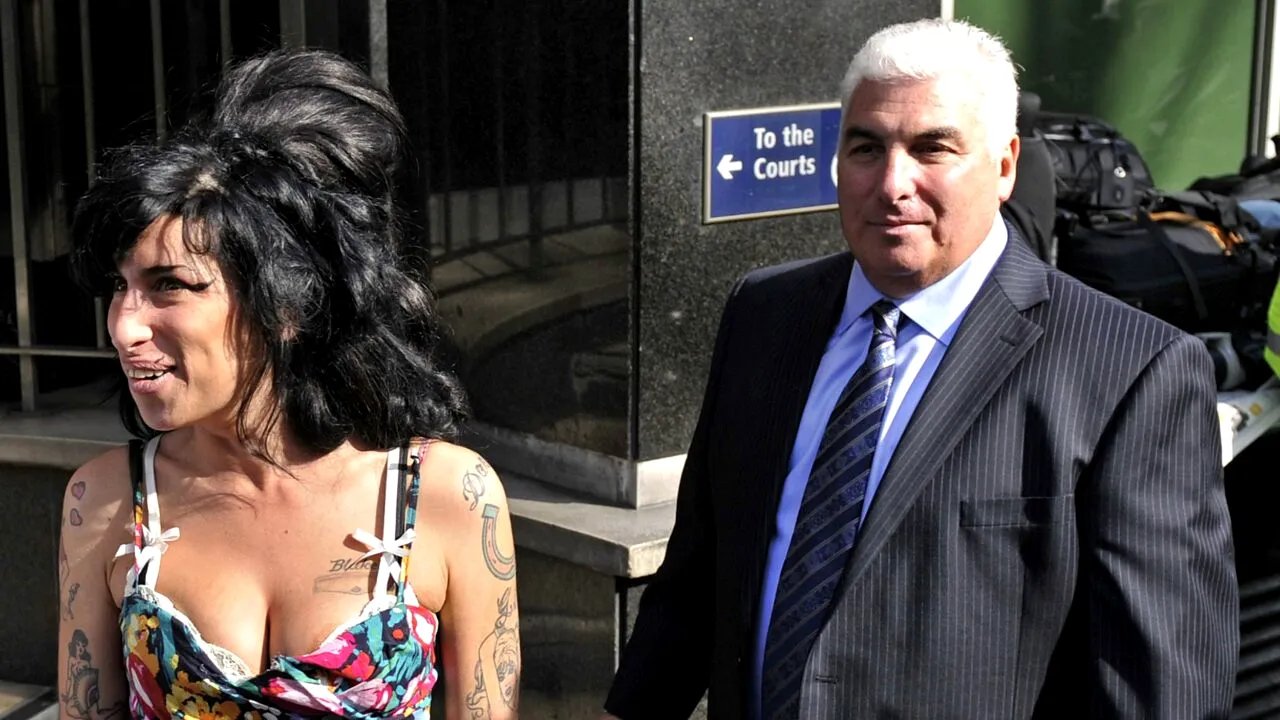 Lovitură pentru tatăl lui Amy Winehouse: Trebuie să plătească despăgubiri de 1 milion de lire sterline prietenelor artistei decedate
