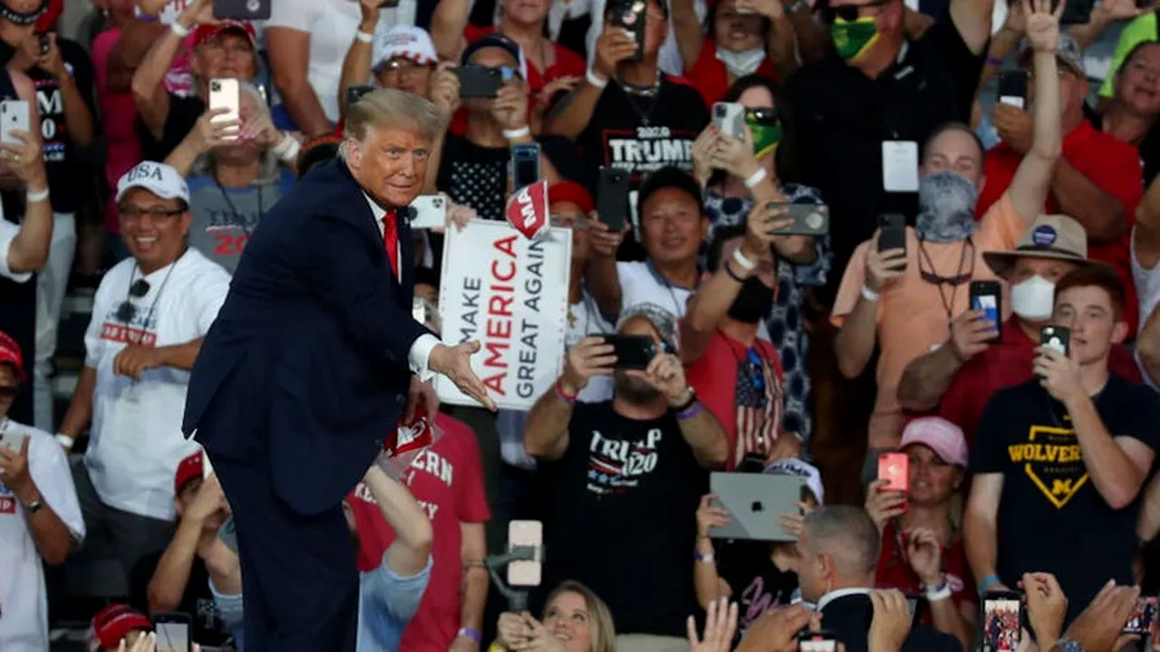 Trump a spus că vrea să-i „sărute pe toți băieții și femeile frumoase” la primul său miting de campanie, de când a fost diagnosticat cu COVID-19