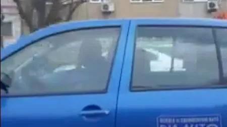 VIDEO cu bărbatul din Constanța pe care îl caută poliția pentru că a condus o mașină de școală, din dreapta, fără șofer