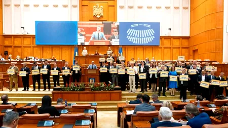 Protest AUR în Senat după ce Călin Georgescu a fost dus la DIICOT. Ce pancarte au afișat senatorii înainte de a părăsi sala