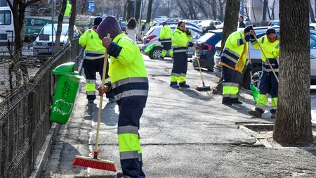 Ce salarii au măturătorii de stradă în 2026. Câți bani primesc în funcție de oraș: București, Cluj-Napoca sau provincie