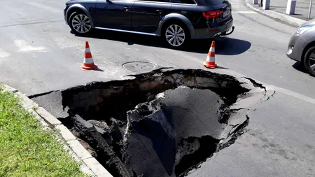 Crater uriaș în București: O mașină a fost „înghițită